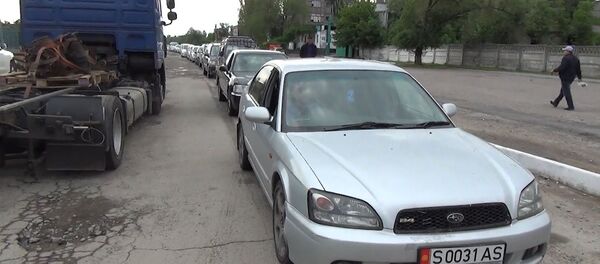 Они экономят тысячи! Почему у здания ГРС километровая очередь из авто — видео - Sputnik Кыргызстан