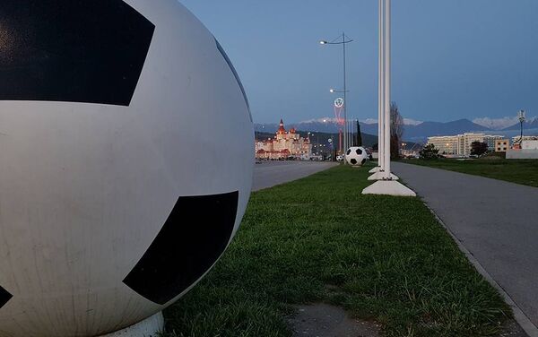 На улицах города и вдоль проезжей части установлена футбольная атрибутика - Sputnik Кыргызстан