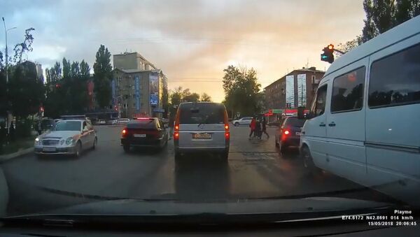 В Бишкеке едва не сбили девушку, а машина милиции проехала мимо — видео - Sputnik Кыргызстан
