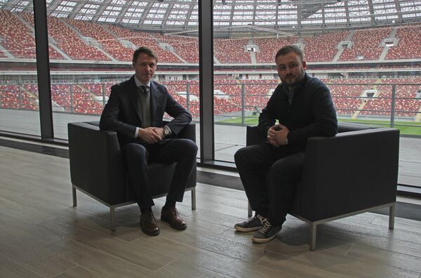 Марат берет интервью у Олега Кононова на стадионе “Лужники” - Sputnik Кыргызстан