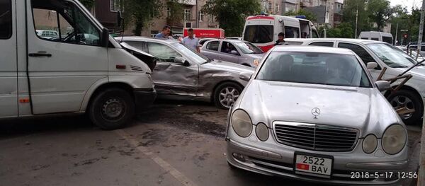 ДТП с микроавтобусом 224 напротив ТРЦ Бишкек парк - Sputnik Кыргызстан