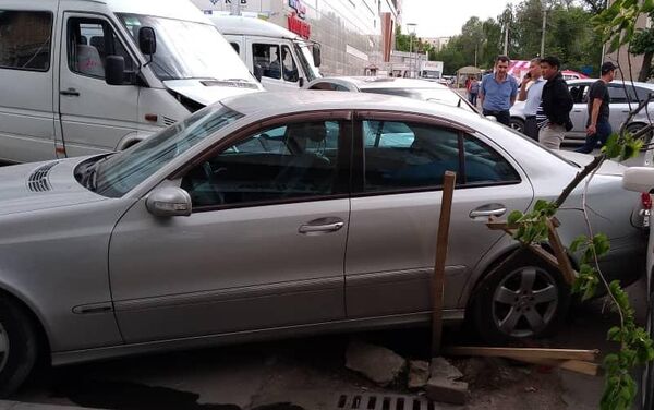 В Бишкеке напротив ТРЦ Бишкек парк микроавтобус 224 маршрута врезался в автомобиль Mercedes-Benz - Sputnik Кыргызстан