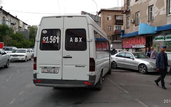 ДТП произошло примерно в 13.00, маршрутка с пассажирами врезалась в Mercedes-Benz, который заезжал на парковочное место - Sputnik Кыргызстан