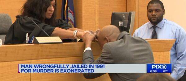 Түрмөдө 17 жыл отуруп акталган америкалык жаран сот залынан ыйлап жиберди. Видео - Sputnik Кыргызстан