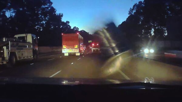 В Австралии прилетевшая из ниоткуда бочка пива спровоцировала аварию. Видео - Sputnik Кыргызстан