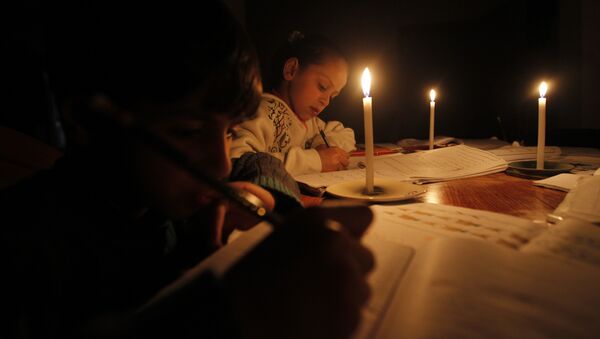 Школьники делают домашнее задание на свечах. Архивное фото - Sputnik Кыргызстан