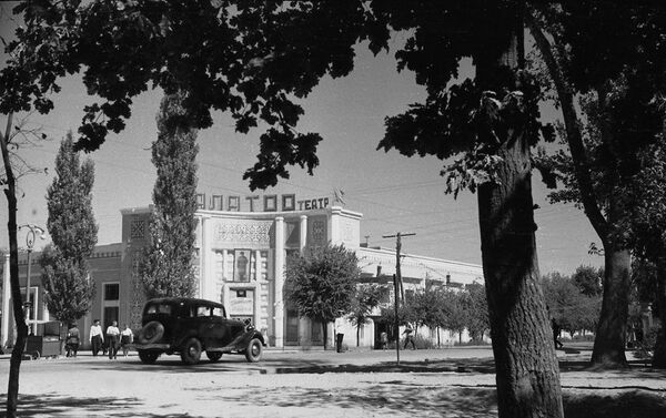 Площадь у кинотеатра Ала-Тоо во Фрунзе, 1952 год - Sputnik Кыргызстан