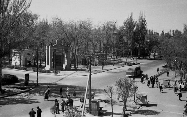 Пересечение улиц Дзержинского и Сталина у кинотеатра Ала-Тоо в городе Фрунзе, 1950 год - Sputnik Кыргызстан