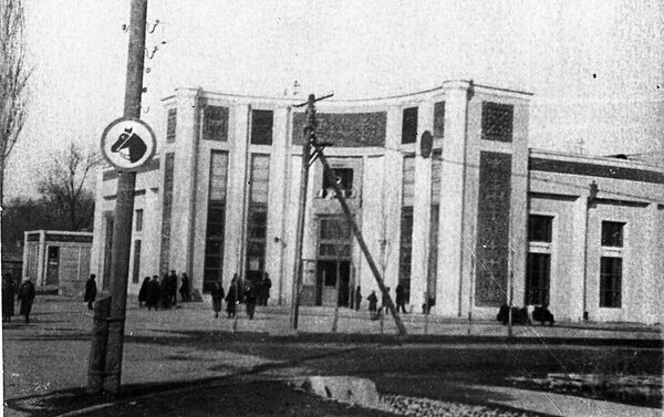 Открытие во Фрунзе в 1938 году кинотеатра Ала-Тоо стало грандиозным событием для всех горожан. - Sputnik Кыргызстан