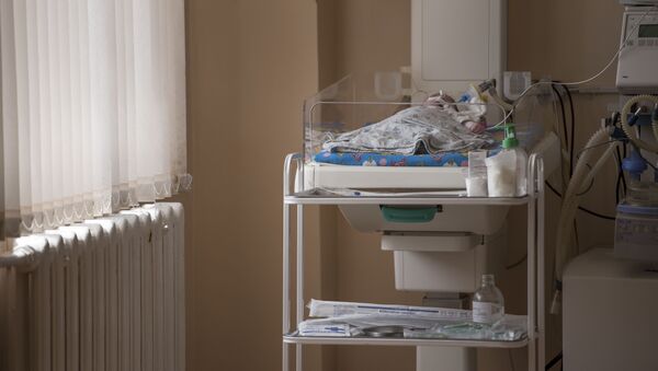 Новорожденный ребенок в отделении патологии новорожденных и недоношенных детей в национальном центре охраны материнства и детства в Бишкеке. Архивное фото - Sputnik Кыргызстан