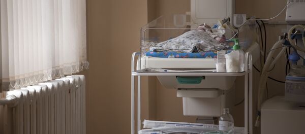 Новорожденный ребенок в отделении патологии новорожденных и недоношенных детей в национальном центре охраны материнства и детства в Бишкеке. Архивное фото Новорожденный ребенок в отделении патологии новорожденных и недоношенных детей в национальном центре охраны материнства и детства в Бишкеке. Архивное фото - Sputnik Кыргызстан