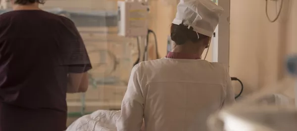 Врач осматривает ребенка. Архивное фото Врач осматривает ребенка. Архивное фото - Sputnik Кыргызстан