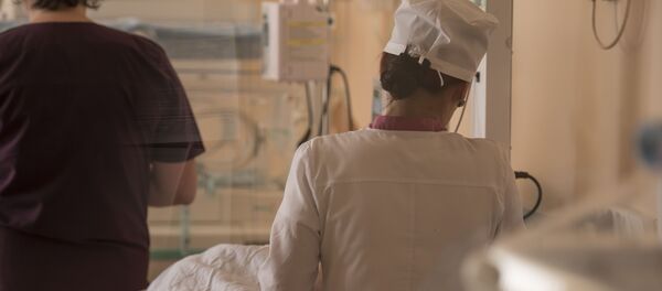 Врач осматривает ребенка. Архивное фото - Sputnik Кыргызстан