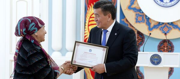 Президент Сооронбай Жээнбеков бүгүн 18-майда көп балалуу энелерди Баатыр Эне ордени менен сыйлап, өлкөнү даңктаган уул-кыздардын энелерине алкыш баракчаларын тапшырды - Sputnik Кыргызстан