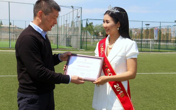 Девушка стала победительницей ежегодного конкурса, обойдя 11 соперниц. - Sputnik Кыргызстан