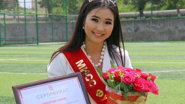 Награждение Мисс футбол — 2018 Нарис Оморову - Sputnik Кыргызстан
