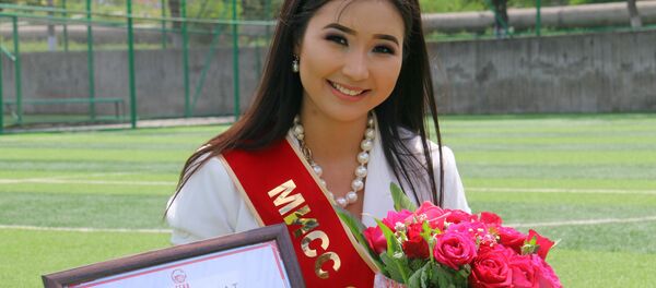 Награждение Мисс футбол — 2018 Нарис Оморову - Sputnik Кыргызстан