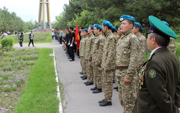 В Бишкеке в парке имени Даира Асанова на Аллее пограничной славы в четверг, 17 мая, прошла военно-патриотическая акция с участием учеников нескольких лицеев и средних школ столицы - Sputnik Кыргызстан