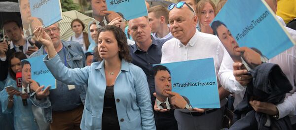 Москвадагы Украина элчилигинин алдына РИА Новости жана РИА Новости Украина агенттиктеринин мыйзамсыз кармалып, суракка алынган журналисттерин колдогондор митингге чыгышты - Sputnik Кыргызстан