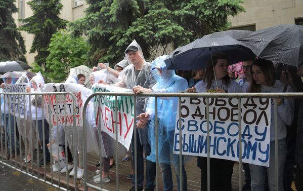 Участники акции у здания посольства Украины в Москве в поддержку журналиста Кирилла Вышинского - Sputnik Кыргызстан