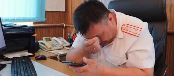 Милиция кызматкерлери Энелер күнүндө апаларын куттуктады. Көзгө жаш алдырган видео - Sputnik Кыргызстан