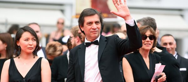 Режиссер Сергей Дворцевой и актриса Самал Еслямова (слева) на красной дорожке премьеры фильма Айка (Ayka) в рамках 71-го Каннского международного фестиваля. - Sputnik Кыргызстан