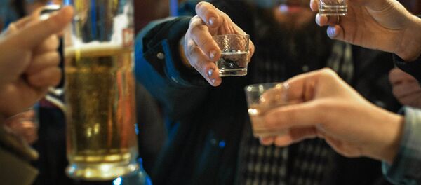 Мужчины распивают алкоголь. Архивное фото - Sputnik Кыргызстан