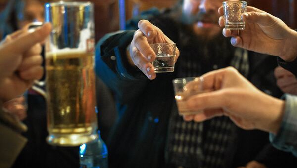 Мужчины распивают алкогольные напитки. Архивное фото - Sputnik Кыргызстан
