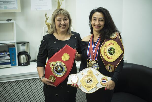Четырехкратная чемпионка мира по тайскому боксу Шахриза Халилова с матерью Саньей - Sputnik Кыргызстан