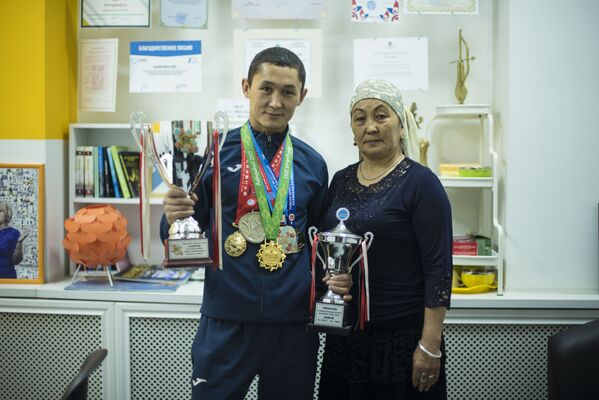 Мыскал Козубекова и ее сын, чемпион мира по кикбоксингу Авазбек Аманбеков - Sputnik Кыргызстан