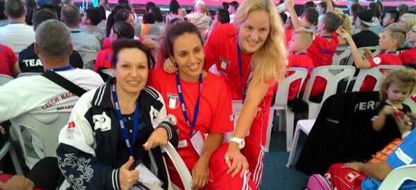 Валентина жана Антонина Шевченколор апасы менен. Архив - Sputnik Кыргызстан