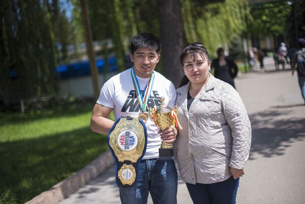 Чемпион мира по мас-рестлингу Азат Таштанбеков и его мама Элмира Шарипова - Sputnik Кыргызстан