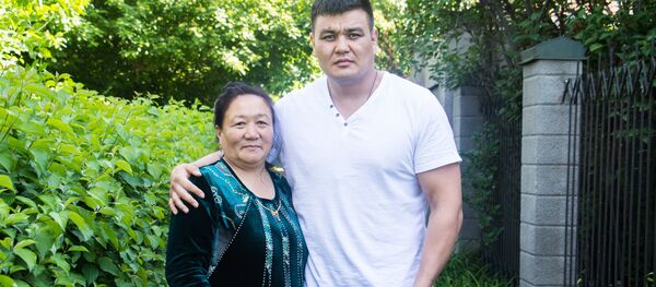 WEF уюмунун оор салмактагы чемпиону Тилек Жээнбеков апасы Жаңыл Осмонкулова менен - Sputnik Кыргызстан