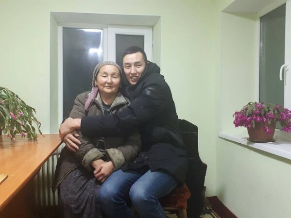 Кымбат Кожобаева и ее сын — лучший волейболист КР Онолбек Каныбек уулу - Sputnik Кыргызстан