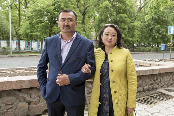 Директор Иссык-Кульского областного драматического театра имени Касымалы Джантошева Курсант Абдрахманов с супругой - Sputnik Кыргызстан