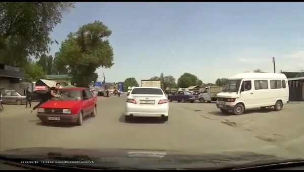 В Сокулуке мужчина перебегал дорогу и попал под колеса авто — видео - Sputnik Кыргызстан