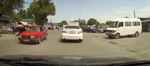 В Сокулуке мужчина перебегал дорогу и попал под колеса авто — видео - Sputnik Кыргызстан