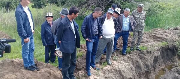 Өзгөчө кырдаалдар министри Нурболот Мирзахмедов Жалал-Абад облусунун аймагына болгон иш сапарынын алкагында Аксы районундагы кооптуу аймактар менен таанышууда Өзгөчө кырдаалдар министри Нурболот Мирзахмедов Жалал-Абад облусунун аймагына болгон иш сапарынын алкагында Аксы районундагы кооптуу аймактар менен таанышууда - Sputnik Кыргызстан