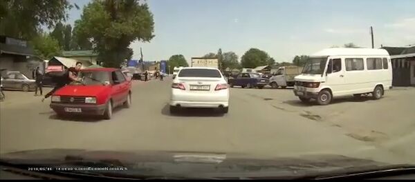 Сокулукта Volkswagen Jetta адамды учура сүздү. Кырсыктын видеосу - Sputnik Кыргызстан