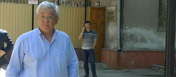 Что сказал Кубанычбек Кулматов, выйдя с допроса. Видео - Sputnik Кыргызстан