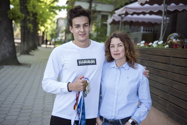 Елена Пивоварова с сыном Денисом Петрашовым, который был участником Олимпиады-2016 - Sputnik Кыргызстан
