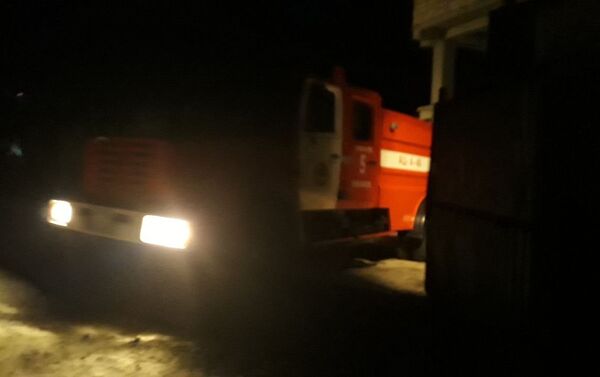 Окуя болгон жерде учурда бир авто тепкич жана өрт өчүрүүчү эки бригада иштеп жатат. - Sputnik Кыргызстан