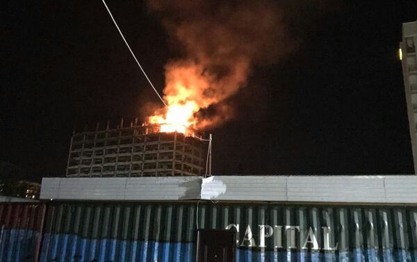В 12-м микрорайоне Бишкека горит последний этаж недостроенного многоэтажного дома - Sputnik Кыргызстан