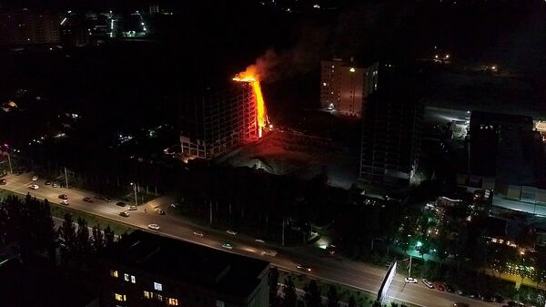 Пожар в недостроенном многоэтажном доме в 12-микрорайоне Бишкека - Sputnik Кыргызстан