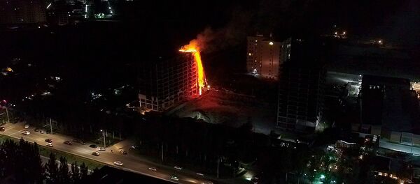 Пожар в недостроенном многоэтажном доме в 12-микрорайоне Бишкека - Sputnik Кыргызстан