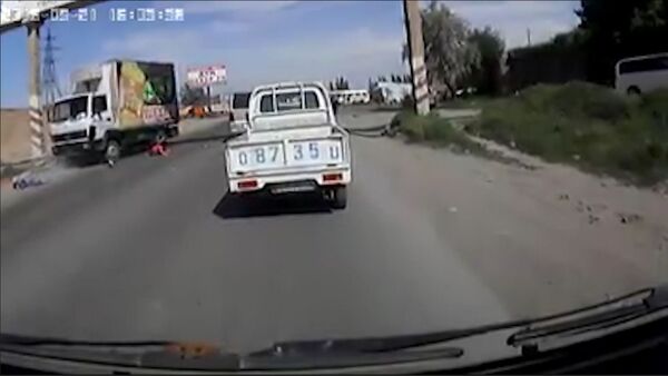 Грузовик сбил двоих детей возле Бишкека — момент наезда попал на видео - Sputnik Кыргызстан