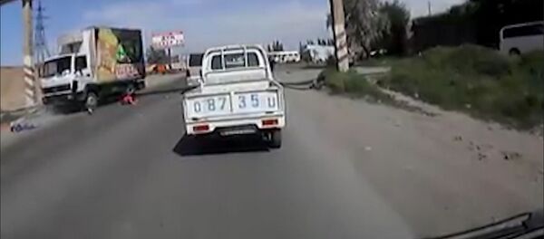 Грузовик сбил двоих детей возле Бишкека — момент наезда попал на видео - Sputnik Кыргызстан