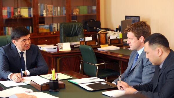 Премьер-министр КР Мухаммедкалый Абылгазиев встретился с исполнительным директором компании Centerra Gold Inc. Скотом Перри - Sputnik Кыргызстан
