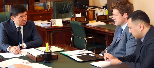 Премьер-министр КР Мухаммедкалый Абылгазиев встретился с исполнительным директором компании Centerra Gold Inc. Скотом Перри - Sputnik Кыргызстан