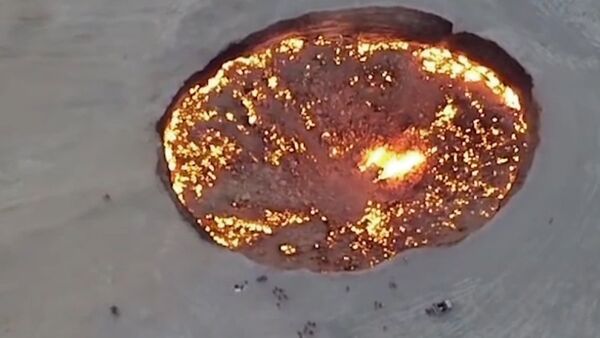 Огонь в газовом кратере в Туркменистане не гаснет с 1971 года - Sputnik Кыргызстан